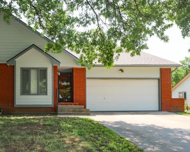 727 E Lisa Ln, Mulvane, KS 67110-1716