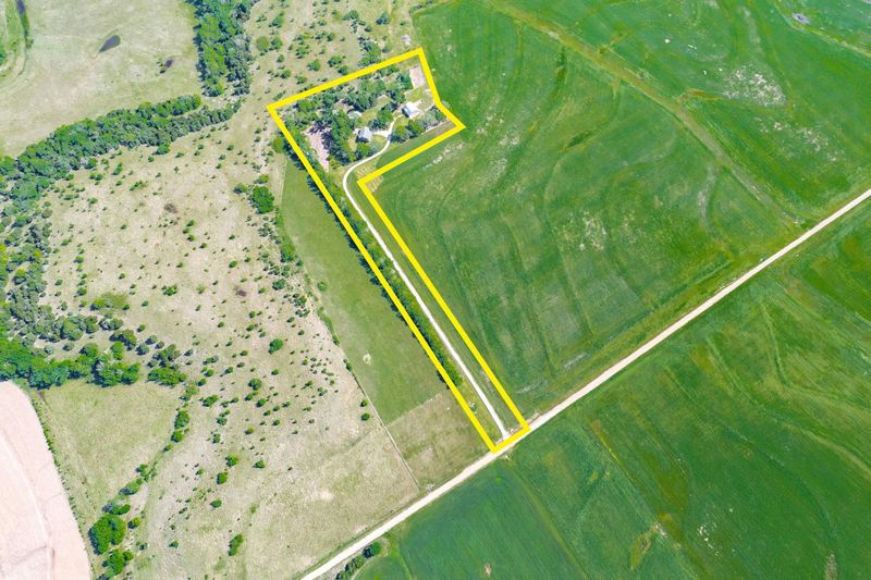 9466 72nd Rd, Winfield, KS 67156