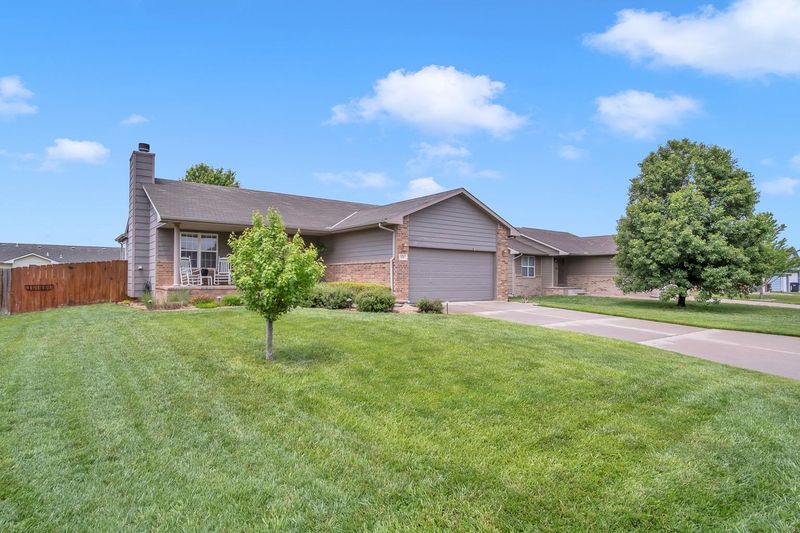 121 Sheffield Ct, Newton, KS 67114
