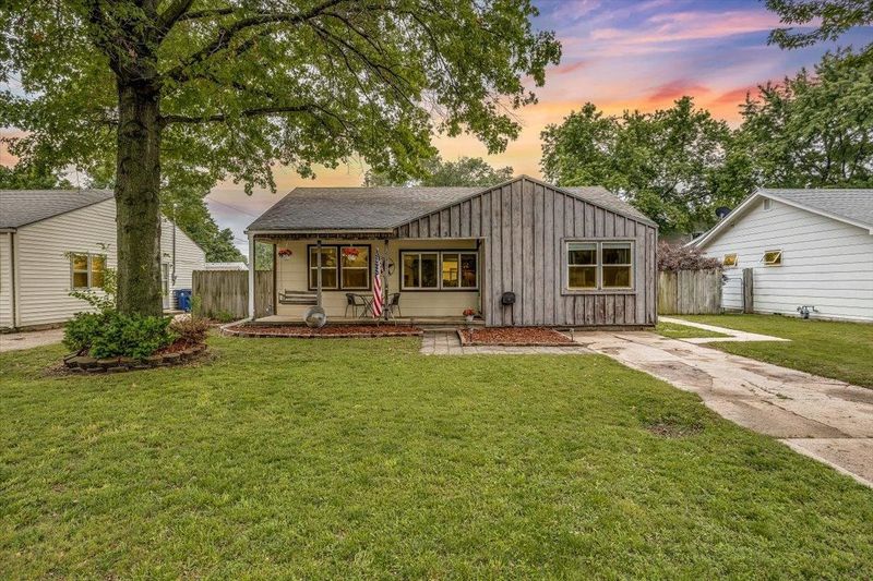 431 E 10th Ave, Belle Plaine, KS 67013