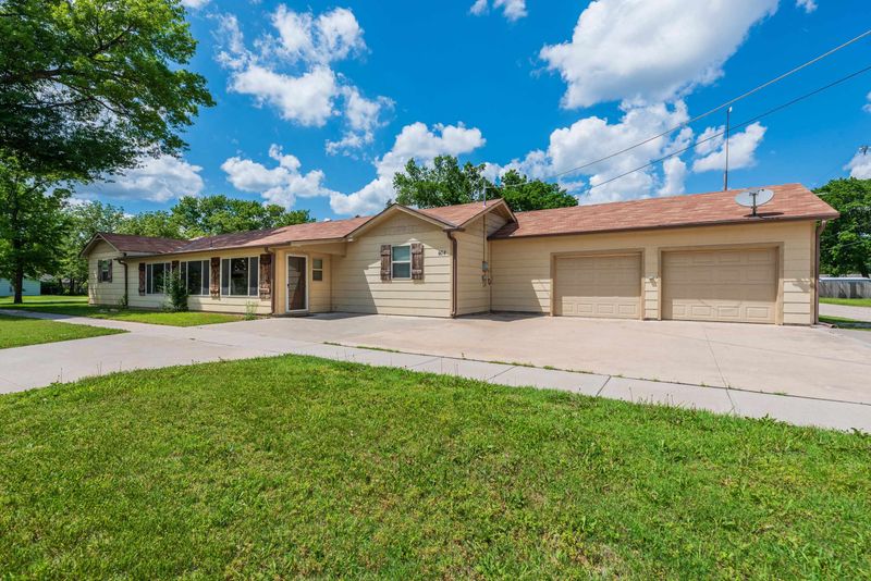 404 E 3rd St, Douglass, KS 67039