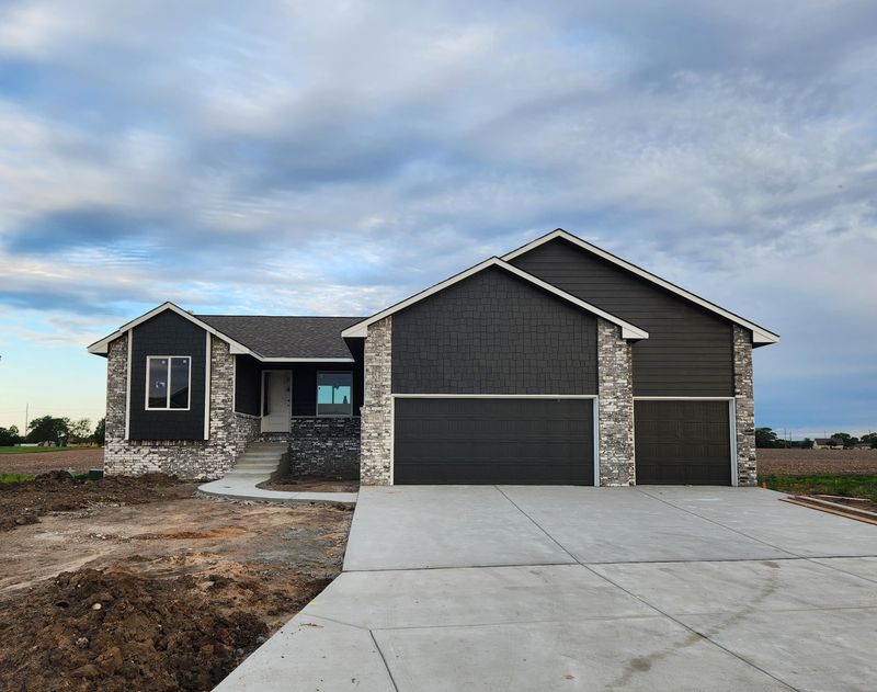 236 Summer Ct, Newton, KS 67114