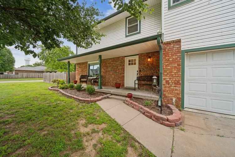 33 E Huntington Rd, Augusta, KS 67010