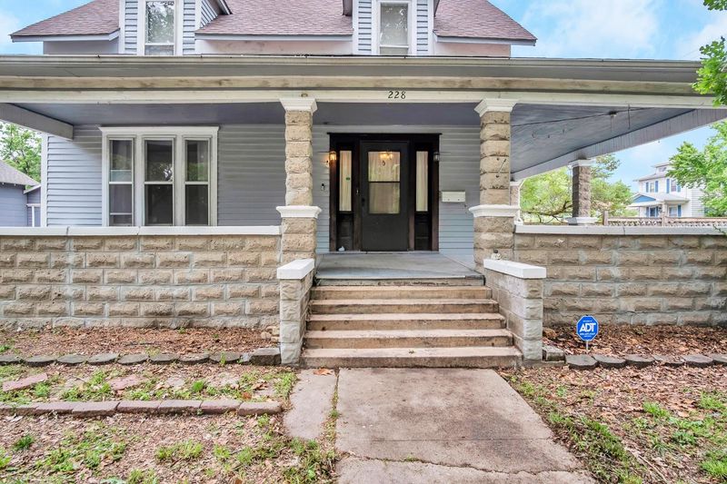 228 E 8th St, Newton, KS 67114