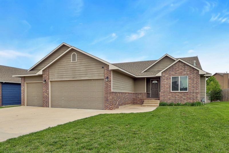 2735 E Fairchild Ct, Park City, KS 67219