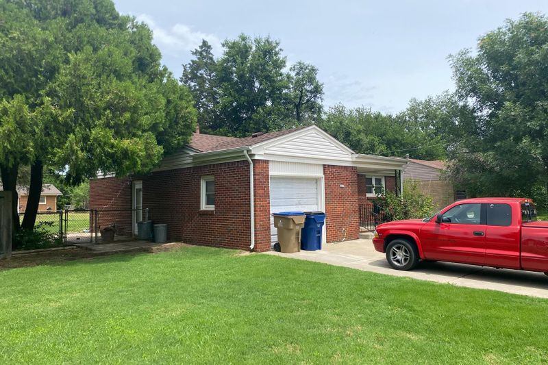 8316 E Gilbert St, Wichita, KS 67207