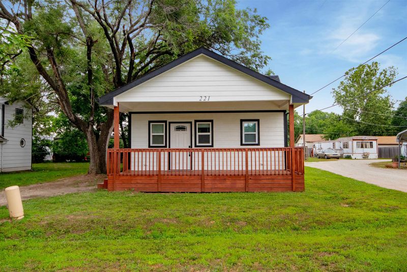 221 E 7th Ave, Belle Plaine, KS 67013