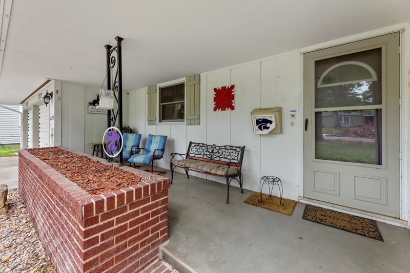 420 College, Halstead, KS 67056