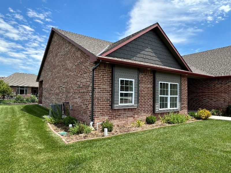 140 E River Birch St, Haysville, KS 67060