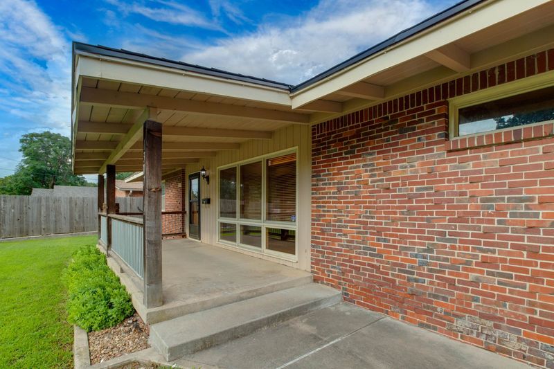 1307 N High St, Wichita, KS 67203
