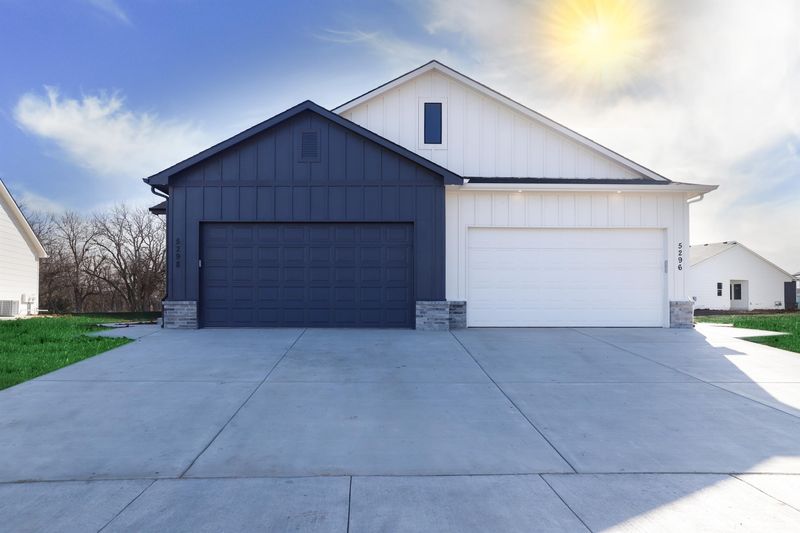 5339 Pinecrest Ct N, Bel Aire, KS 67220