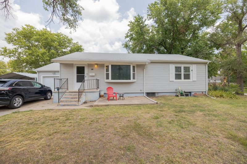 820 SE 6th St, Newton, KS 67114