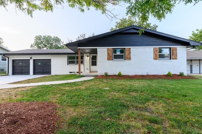6000 E Perryton St, Bel Aire, KS 67220