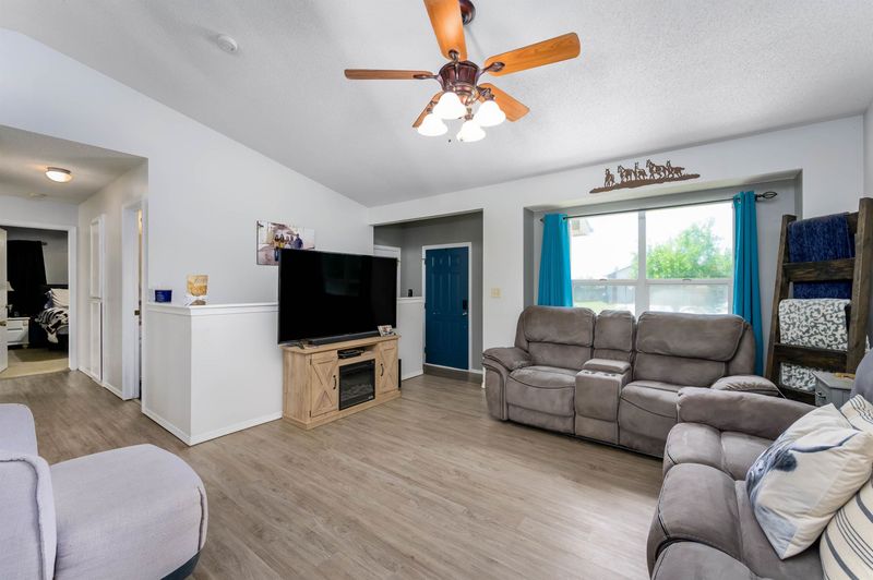418 E Hickory St, Mulvane, KS 67110
