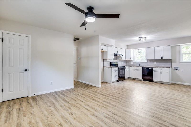515 W 7th St, Haysville, KS 67060