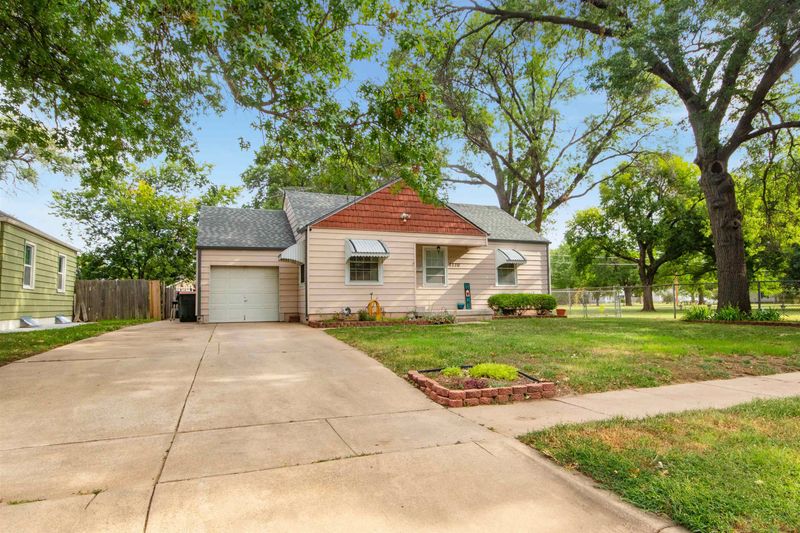 2220 E Menlo St, Wichita, KS 67211