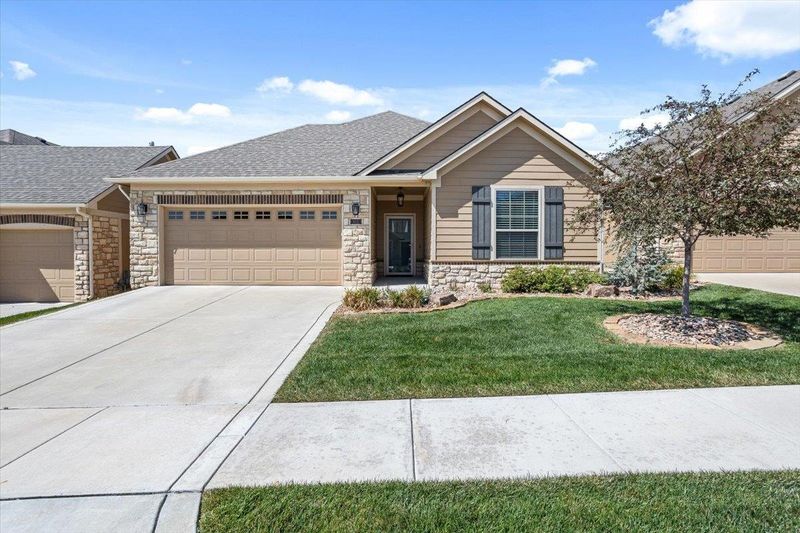 1002 E Cross Creek Pl, Derby, KS 67037