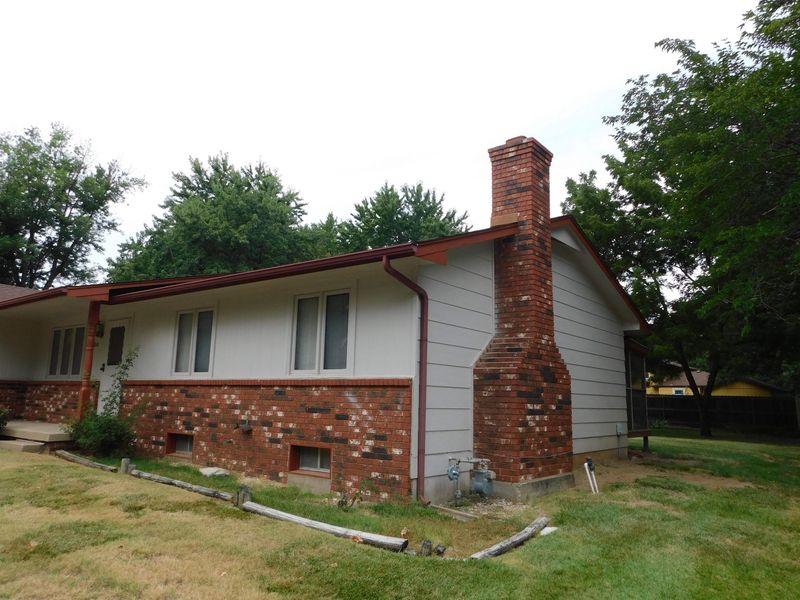 1018 E Market St, Derby, KS 67037-2421