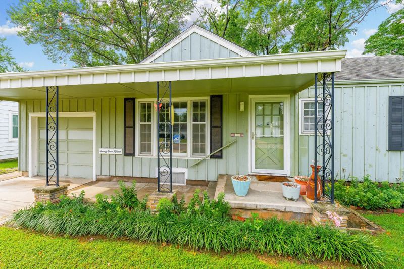 2115 E Mesita Dr, Wichita, KS 67211