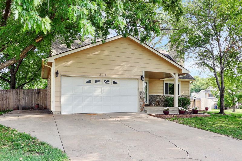 314 E Fox Brier Rd, Rose Hill, KS 67133