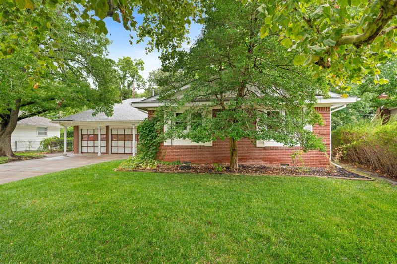 832 E English Ct, Derby, KS 67037