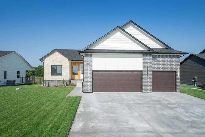 1509 N Emerald Valley Dr, Mulvane, KS 67110