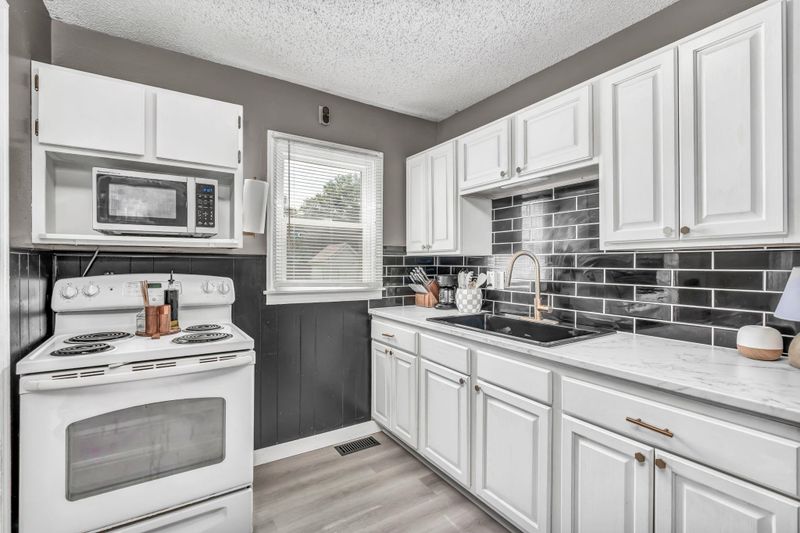 240 N Baughman Ave, Haysville, KS 67060