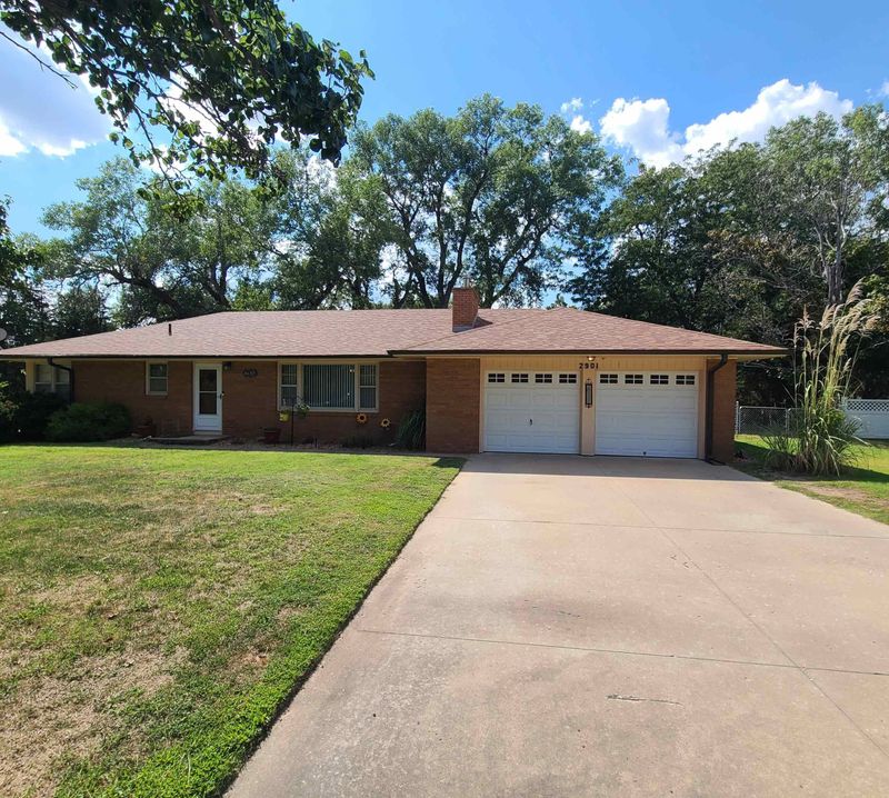 2901 Syler Dr, Hutchinson, KS 67502
