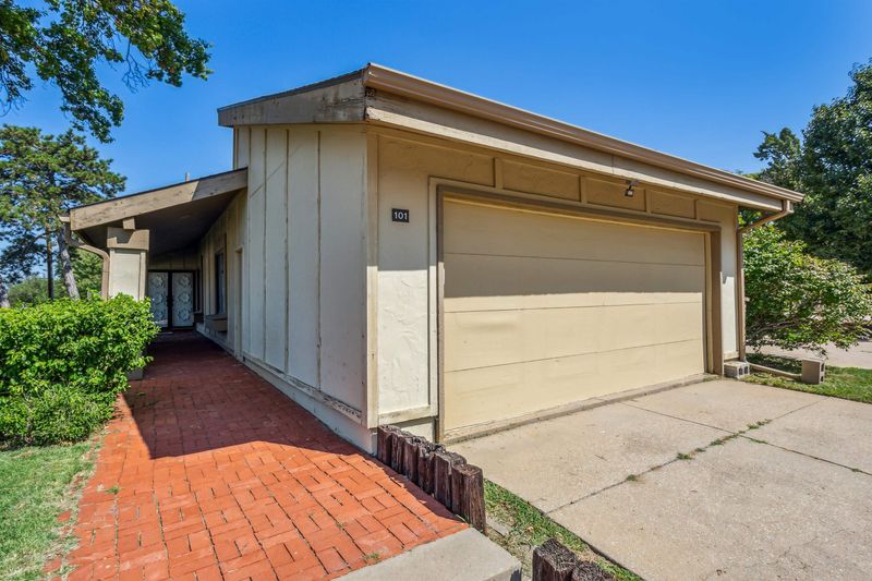 8201 E Harry Unit #101, Wichita, KS 67207