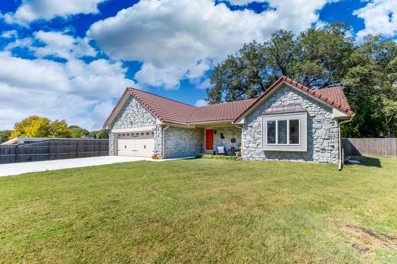 14710 E Twinlake Dr, Wichita, KS 67230