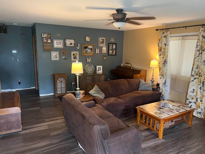 129 E Spencer Dr, Haysville, KS 67060