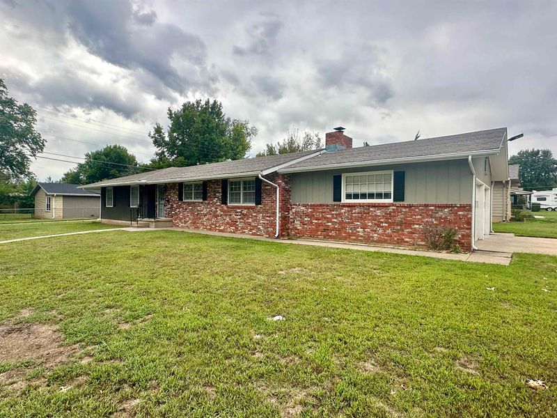 2125 Edgemont Dr, Arkansas City, KS 67005