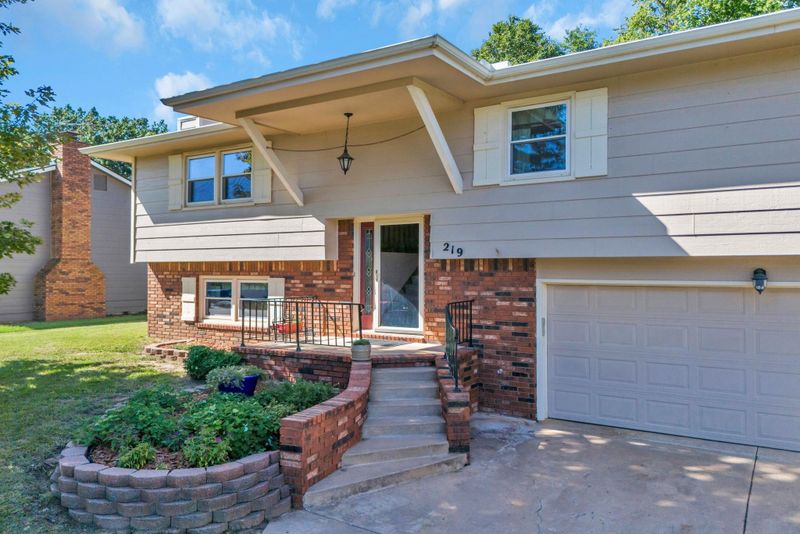 219 S Willow Dr, Derby, KS 67037
