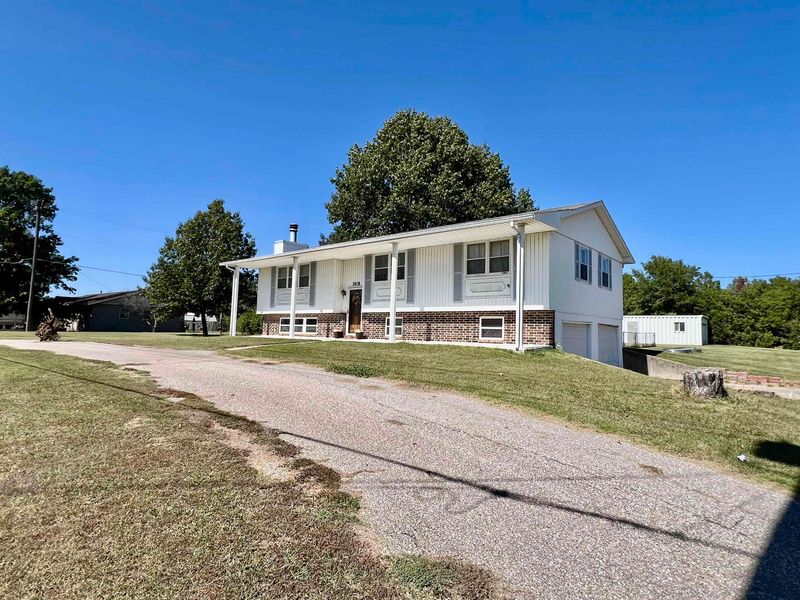 1918 Crestline Dr, Winfield, KS 67156