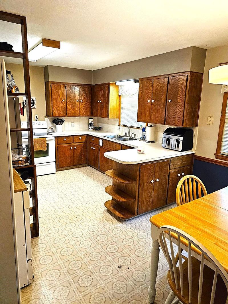 821 E Kirwin Ave, Salina, KS 67401