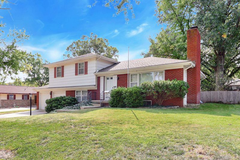 878 E Greenway Ct, Derby, KS 67037