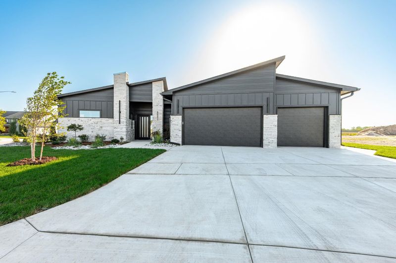 8301 W Waterway Ct, Maize, KS 67101