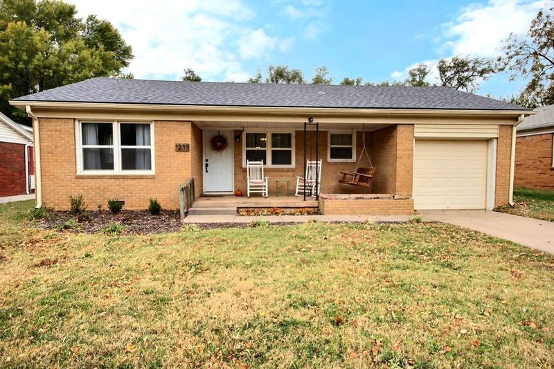 1233 N Lakeview Dr, Derby, KS 67037