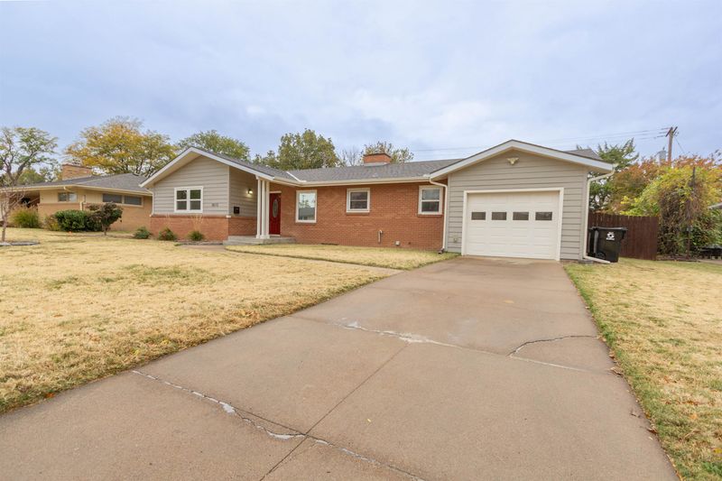 1013 Manor Rd, Salina, KS 67401
