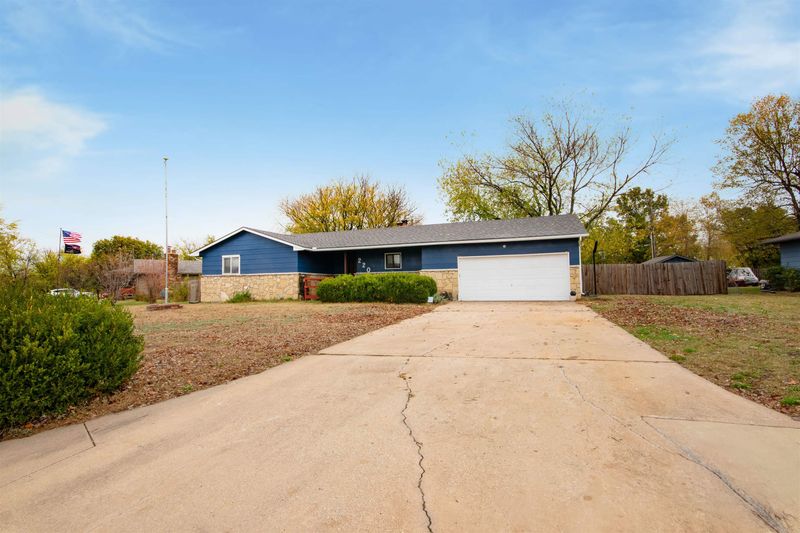 220 N Cedarwood Dr, Rose Hill, KS 67133