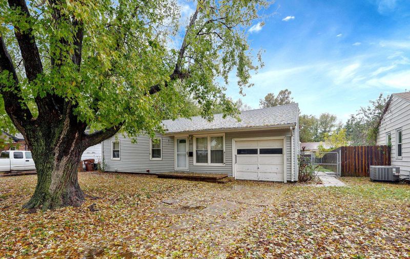 359 Spring Dr, Haysville, KS 67060