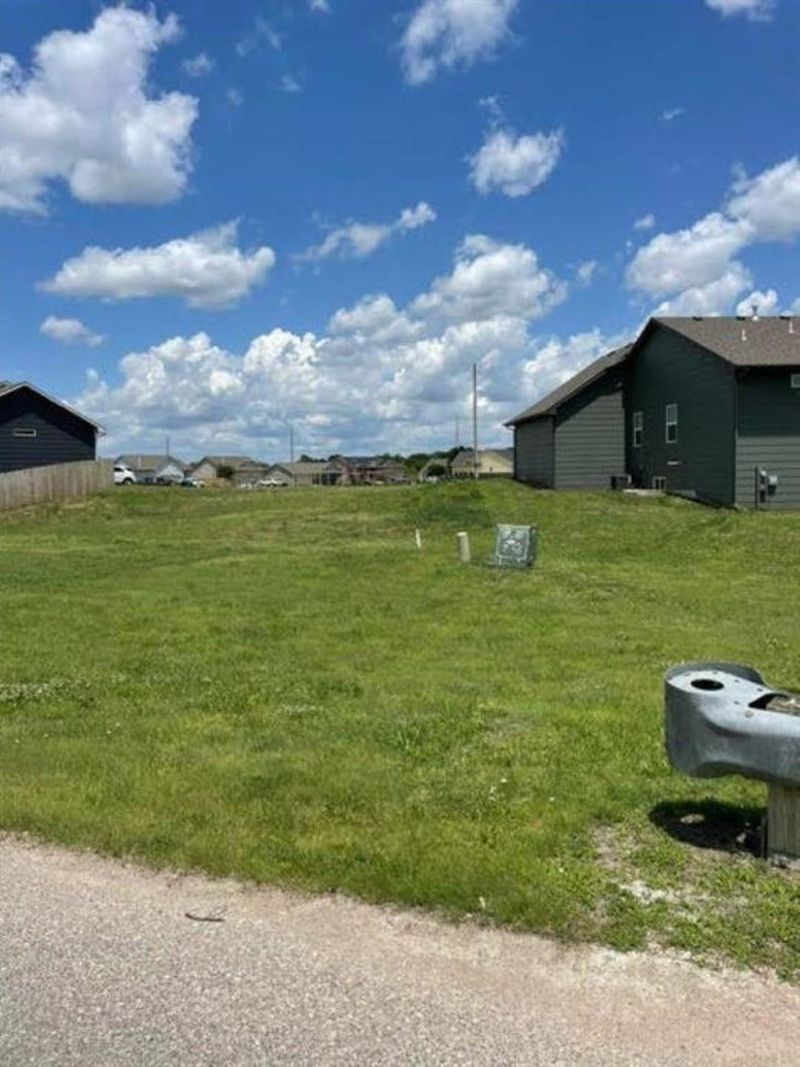 617 N Redbud Ave, Valley Center, KS 67147