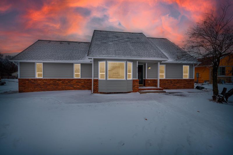 8725 E Hildreth Ln, Wichita, KS 67207