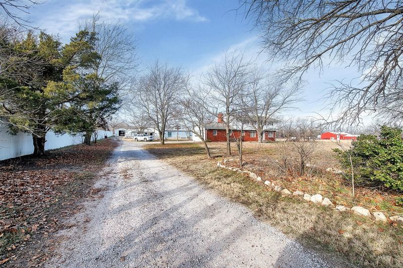 1305 N Hoover Rd, Newton, KS 67114