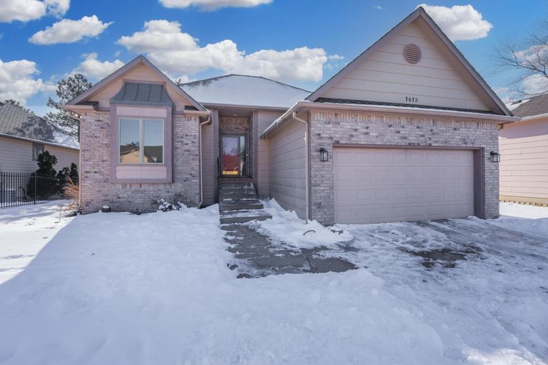 1613 Oxford Ct, Andover, KS 67002