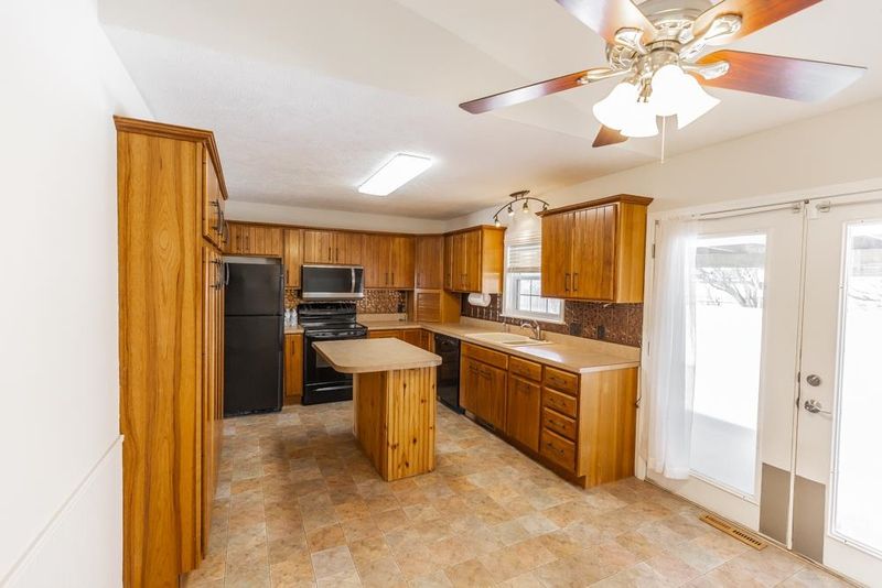 2800 Patty Dr, Salina, KS 67401