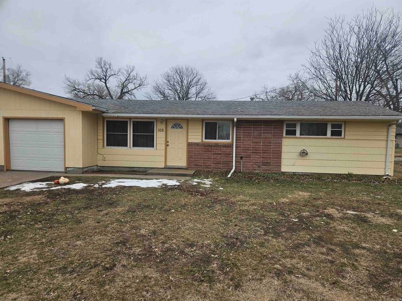 108 Hays Ct, Salina, KS 67401