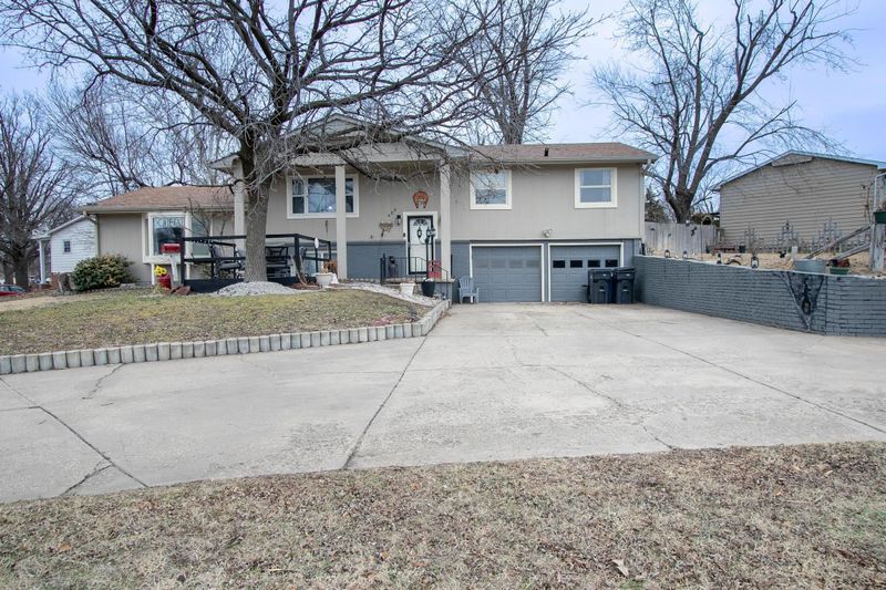 405 Brookside Dr, Newton, KS 67114