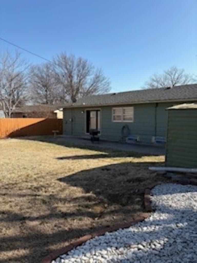 8030 E Dresden Ln, Wichita, KS 67207