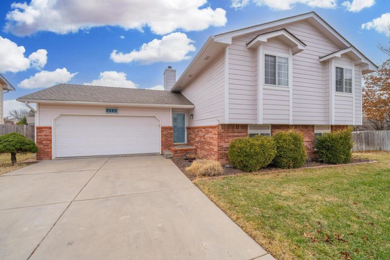 7205 E Brookview Cir, Wichita, KS 67226